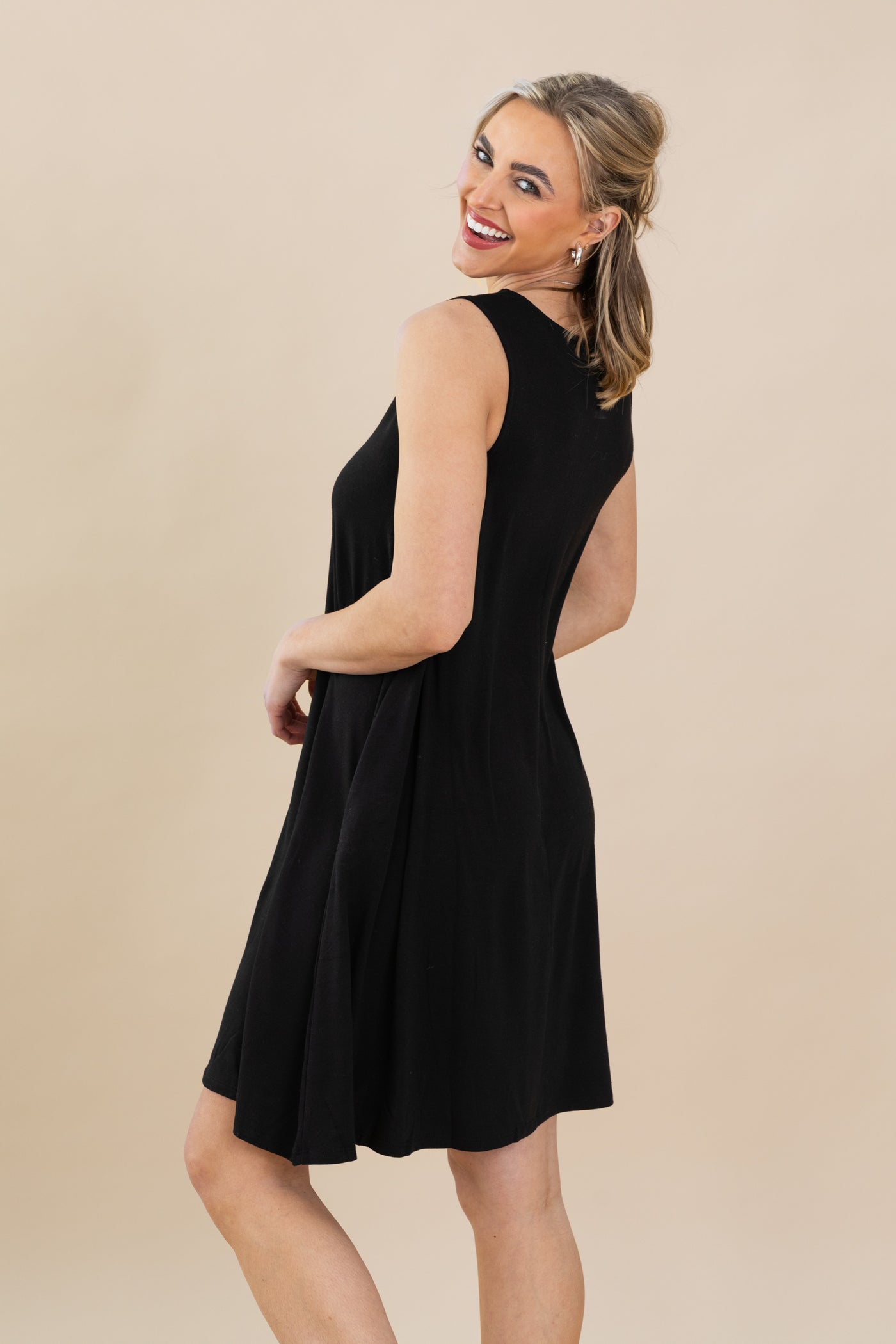 Black Sleeveless Dress With Pockets