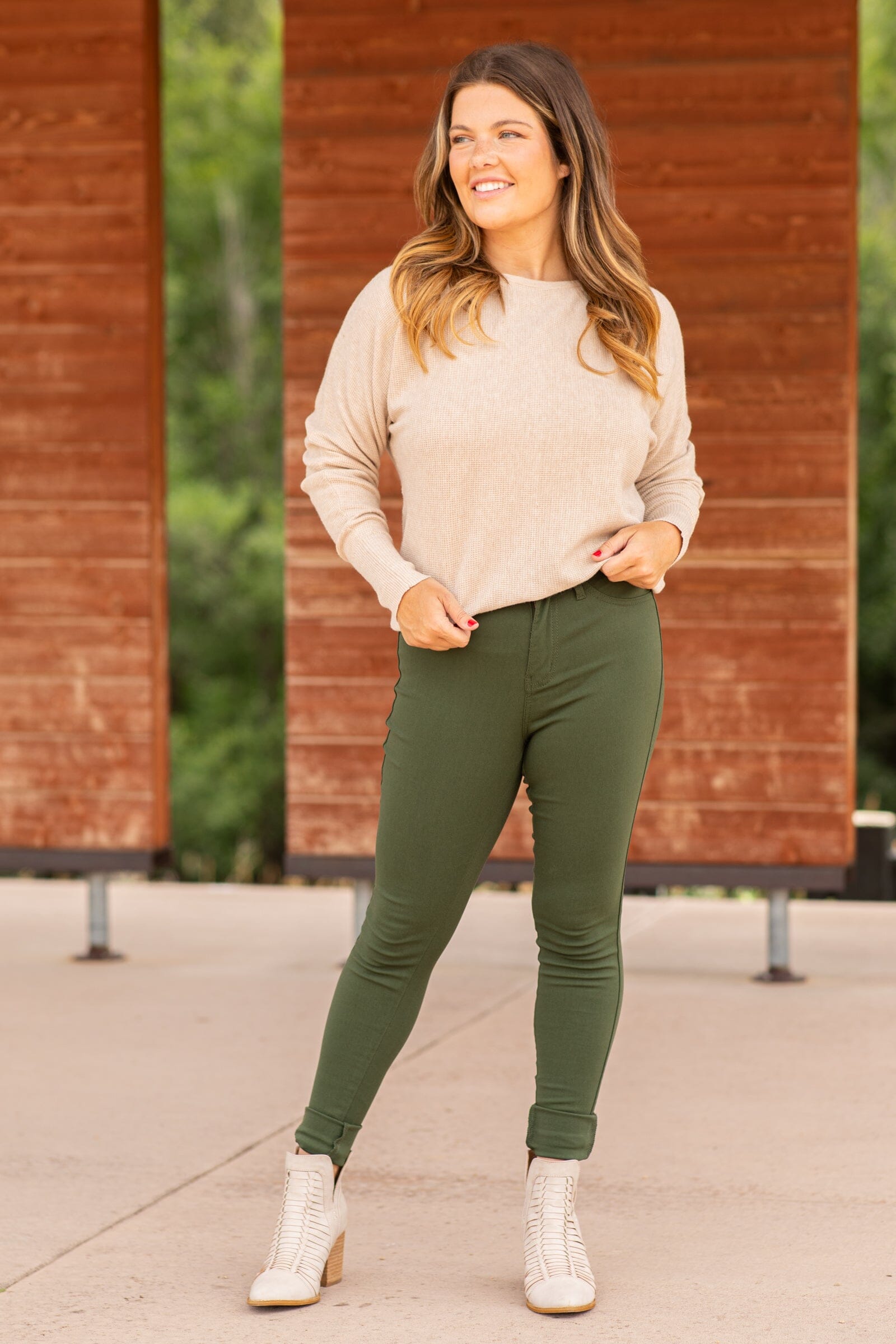 Green skinny 2024 jeans outfit